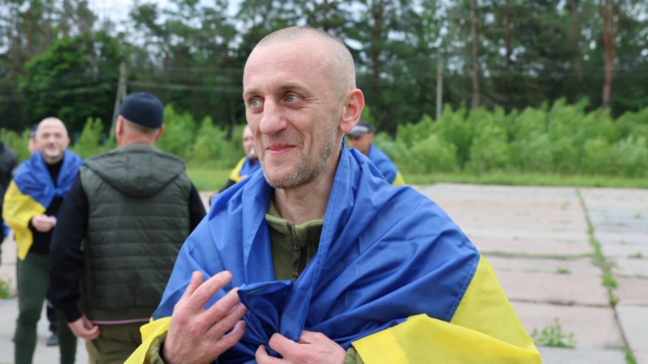 Украински военни, върнали се от руски плен Украински военни, върнали се от руски плен
